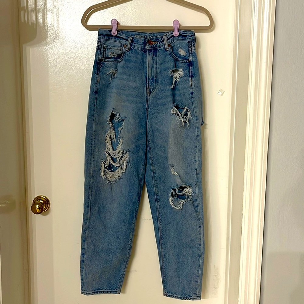 AMERICAN EAGLE RELAXED MOM JEAN WOMENS SIZE 2 DISTRESSED DENIM STRAIGHT LEG